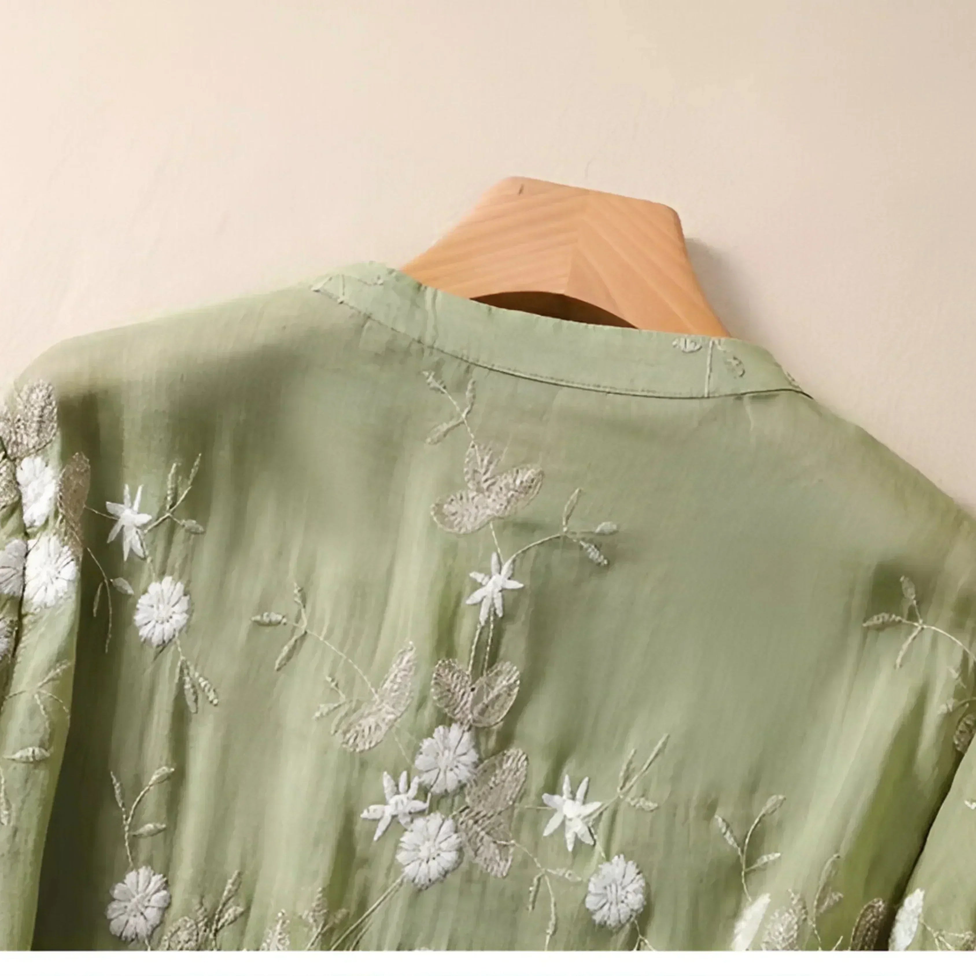 Emilie - Top med broderede blomster
