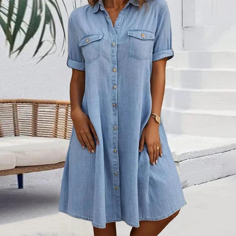 Majbritt – Løs Denim Kjole med Knapper og Rulleærmer